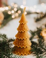 Świeca z wosku pszczelego - choinka ozdobiona