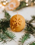 Świeca z wosku pszczelego - kula z płatkiem śniegu