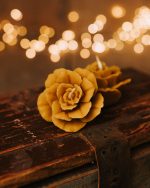 Świeca z wosku pszczelego - róża